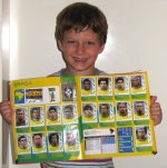 Elias mit seinem Sticker-Album