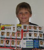 Lorenz mit seinem Sticker-Album